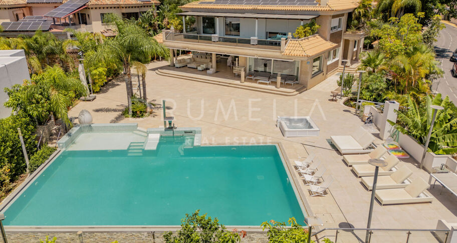 Prywatna willa z eleganckim wnętrzem i przestronnym układem w Bahía de Marbella