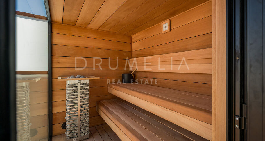 Penthouse aan het strand in Bahía del Velerín met zeezicht, dakterras en luxe afwerking.