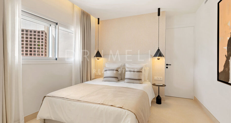Penthouse aan het strand in Bahía del Velerín met zeezicht, dakterras en luxe afwerking.