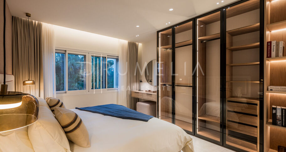Penthouse aan het strand in Bahía del Velerín met zeezicht, dakterras en luxe afwerking.