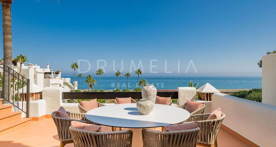 Penthouse aan het strand in Bahía del Velerín met zeezicht, dakterras en luxe afwerking.