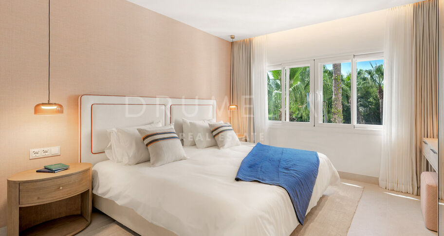 Penthouse aan het strand in Bahía del Velerín met zeezicht, dakterras en luxe afwerking.