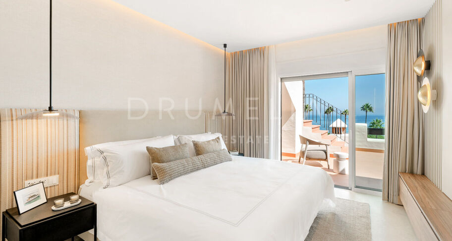 Penthouse aan het strand in Bahía del Velerín met zeezicht, dakterras en luxe afwerking.