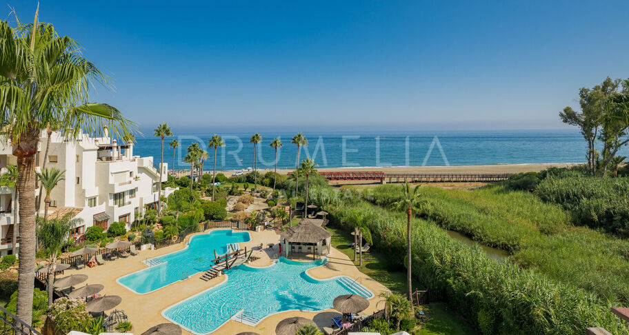 Penthouse aan het strand in Bahía del Velerín met zeezicht, dakterras en luxe afwerking.