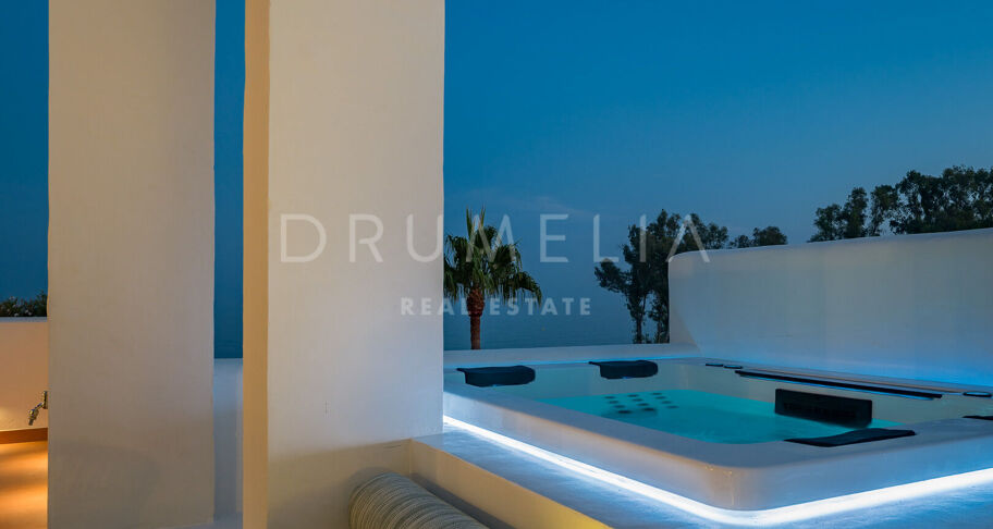 Penthouse aan het strand in Bahía del Velerín met zeezicht, dakterras en luxe afwerking.
