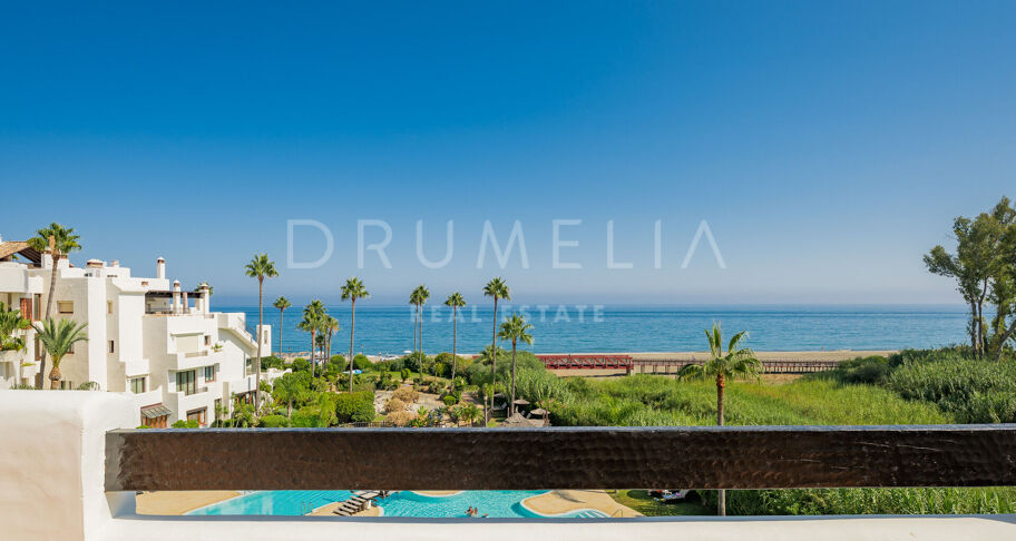 Penthouse aan het strand in Bahía del Velerín met zeezicht, dakterras en luxe afwerking.