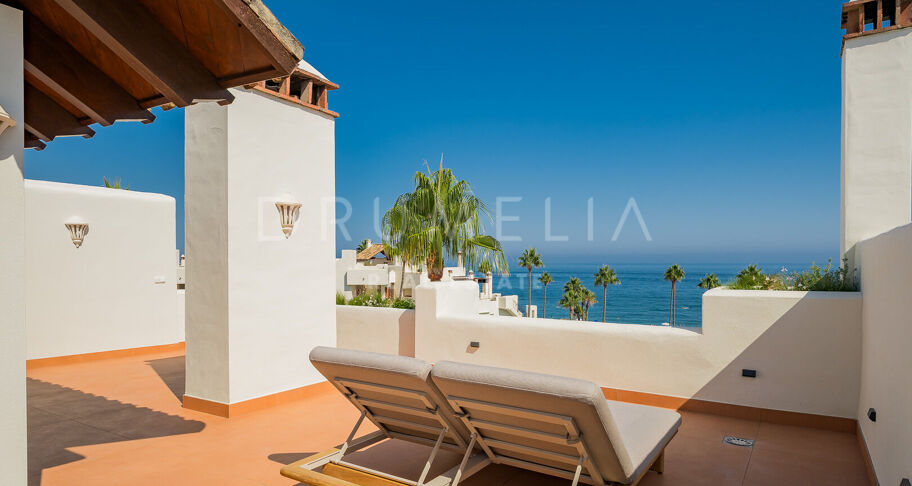 Penthouse aan het strand in Bahía del Velerín met zeezicht, dakterras en luxe afwerking.