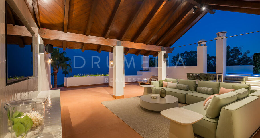 Penthouse aan het strand in Bahía del Velerín met zeezicht, dakterras en luxe afwerking.