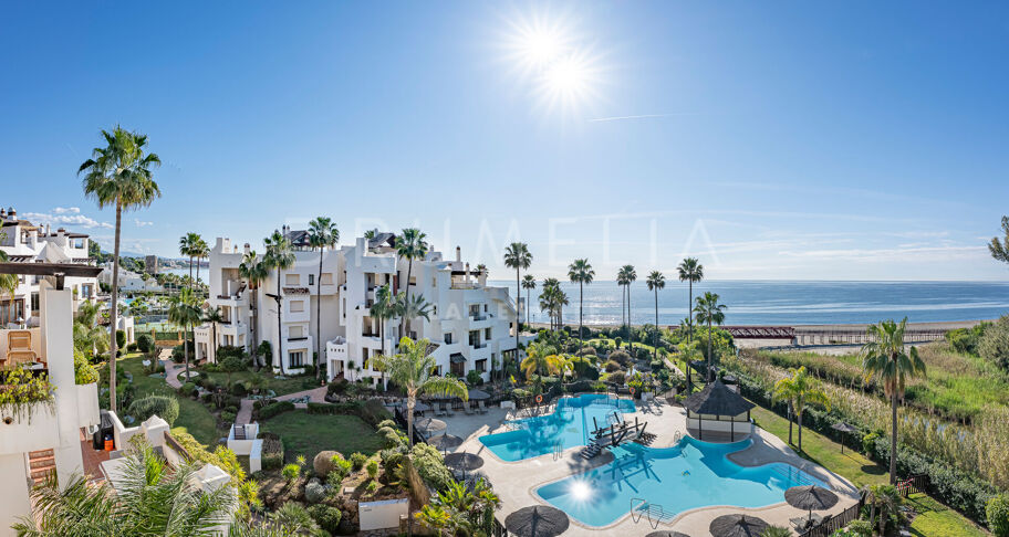 Penthouse aan het strand in Bahía del Velerín met zeezicht, dakterras en luxe afwerking.