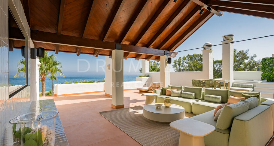 Penthouse aan het strand in Bahía del Velerín met zeezicht, dakterras en luxe afwerking.