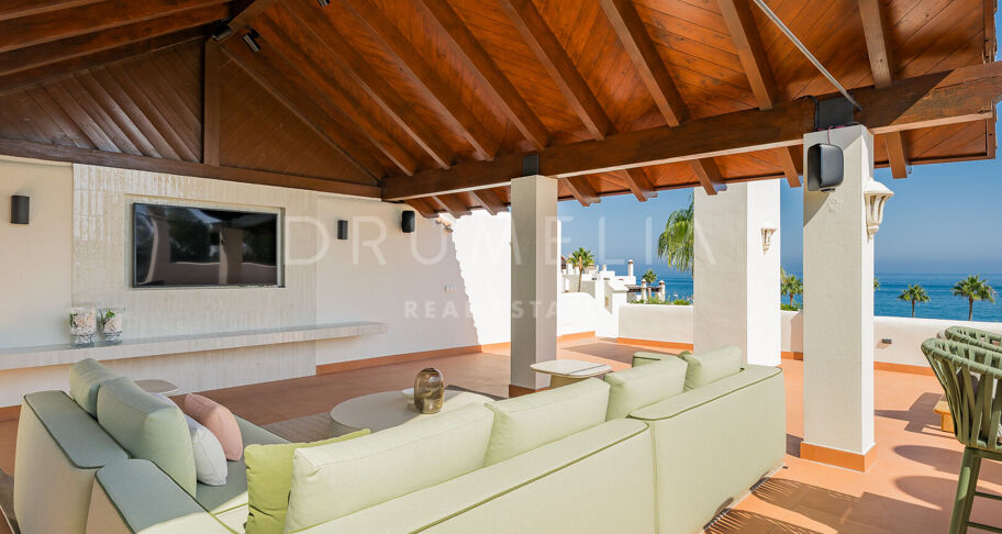 Penthouse aan het strand in Bahía del Velerín met zeezicht, dakterras en luxe afwerking.