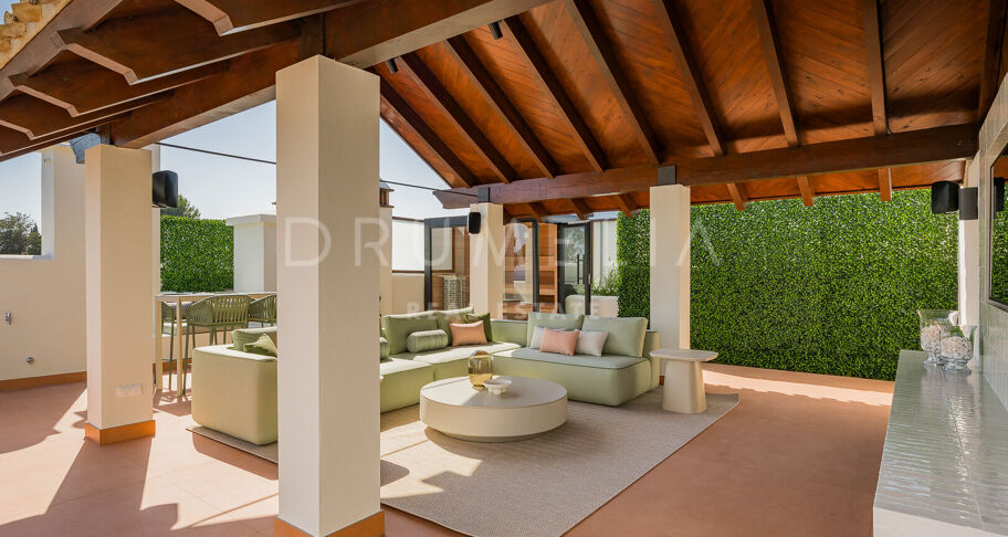Penthouse aan het strand in Bahía del Velerín met zeezicht, dakterras en luxe afwerking.