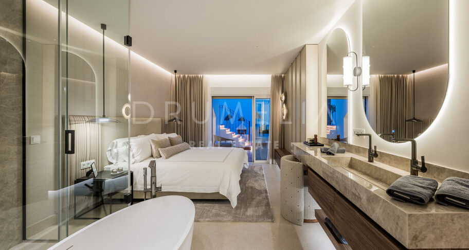 Penthouse aan het strand in Bahía del Velerín met zeezicht, dakterras en luxe afwerking.