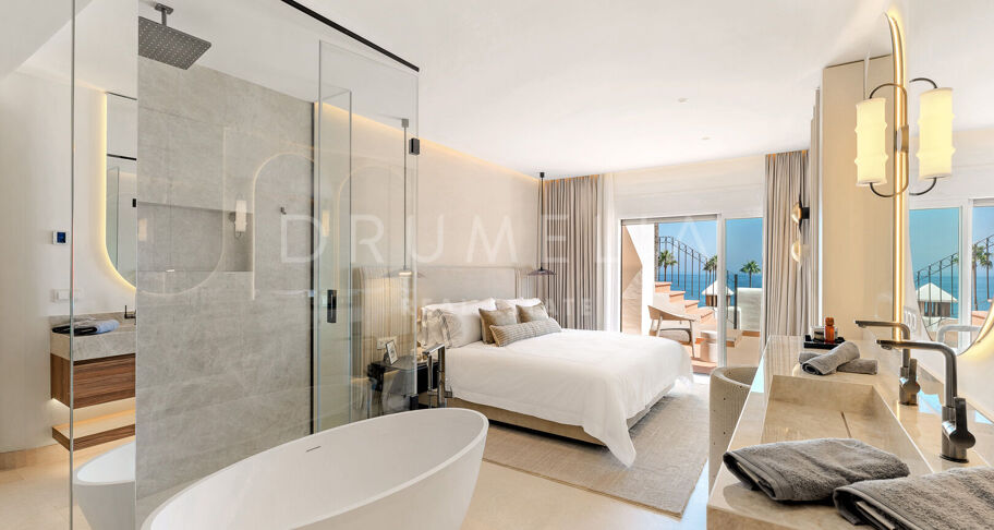 Penthouse aan het strand in Bahía del Velerín met zeezicht, dakterras en luxe afwerking.