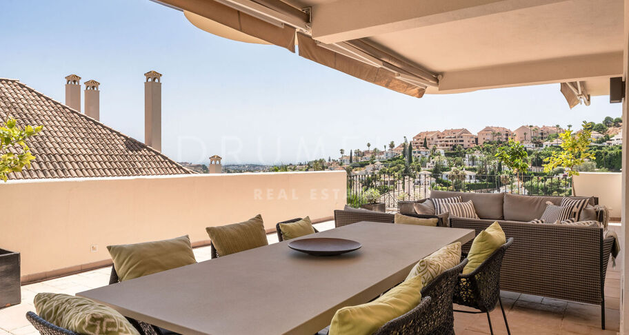 Luksusowy Dwupoziomowy Apartament z Widokiem na Morze w Aloha Hill Club, w Sercu Nueva Andalucía