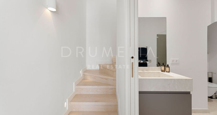 Luksusowy Dwupoziomowy Apartament z Widokiem na Morze w Aloha Hill Club, w Sercu Nueva Andalucía