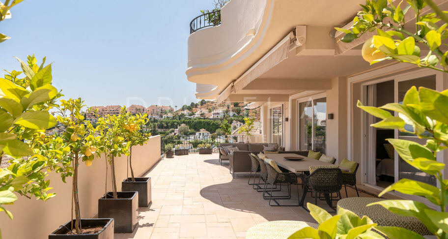 Luksusowy Dwupoziomowy Apartament z Widokiem na Morze w Aloha Hill Club, w Sercu Nueva Andalucía