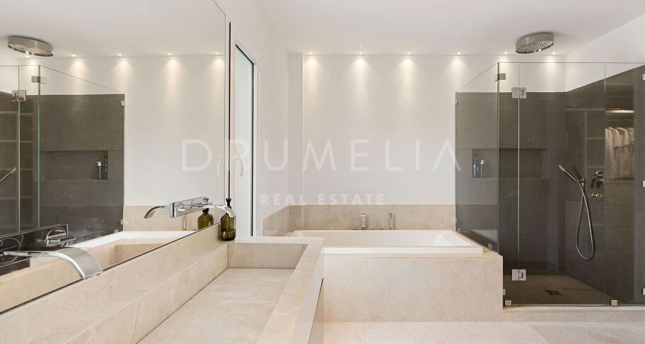 Luksusowy Dwupoziomowy Apartament z Widokiem na Morze w Aloha Hill Club, w Sercu Nueva Andalucía