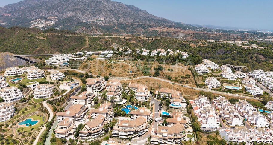 Luksusowy Dwupoziomowy Apartament z Widokiem na Morze w Aloha Hill Club, w Sercu Nueva Andalucía
