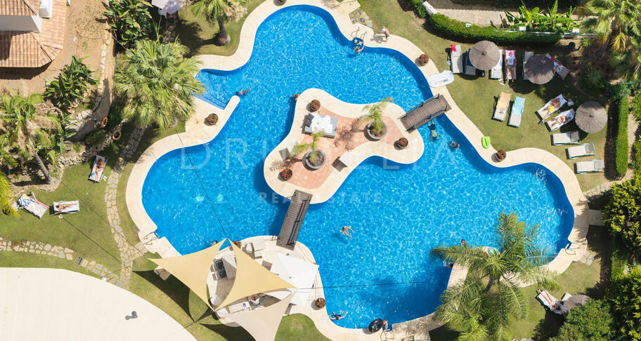 Luksusowy Dwupoziomowy Apartament z Widokiem na Morze w Aloha Hill Club, w Sercu Nueva Andalucía