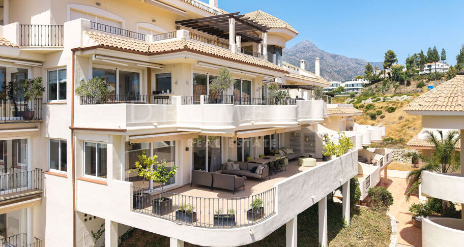 Luksusowy Dwupoziomowy Apartament z Widokiem na Morze w Aloha Hill Club, w Sercu Nueva Andalucía