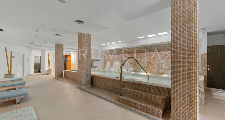 Luksusowy Dwupoziomowy Apartament z Widokiem na Morze w Aloha Hill Club, w Sercu Nueva Andalucía