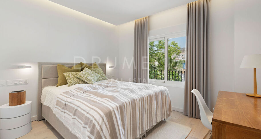 Luksusowy Dwupoziomowy Apartament z Widokiem na Morze w Aloha Hill Club, w Sercu Nueva Andalucía