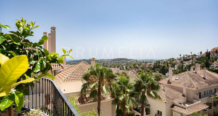 Luksusowy Dwupoziomowy Apartament z Widokiem na Morze w Aloha Hill Club, w Sercu Nueva Andalucía