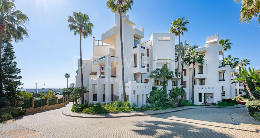 Apartamento de lujo en primera línea de playa en Bahía del Velerín con vistas al mar, terraza y acabados de diseño.