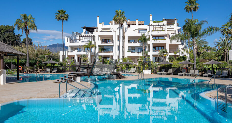 Apartamento de lujo en primera línea de playa en Bahía del Velerín con vistas al mar, terraza y acabados de diseño.