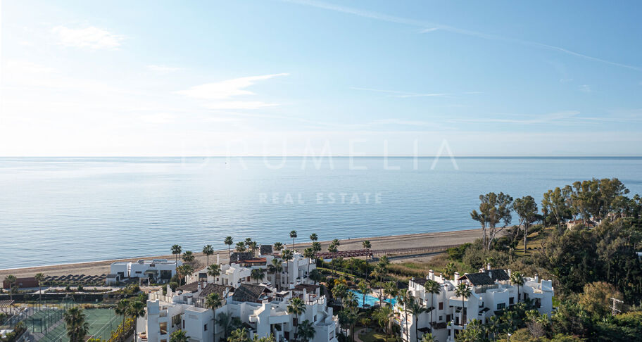 Apartamento de lujo en primera línea de playa en Bahía del Velerín con vistas al mar, terraza y acabados de diseño.