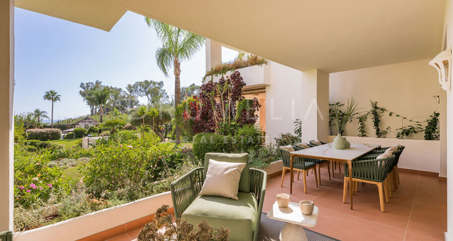 Apartamento de lujo en primera línea de playa en Bahía del Velerín con vistas al mar, terraza y acabados de diseño.