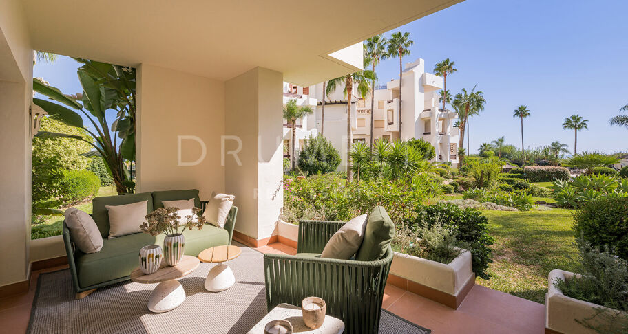 Apartamento de lujo en primera línea de playa en Bahía del Velerín con vistas al mar, terraza y acabados de diseño.