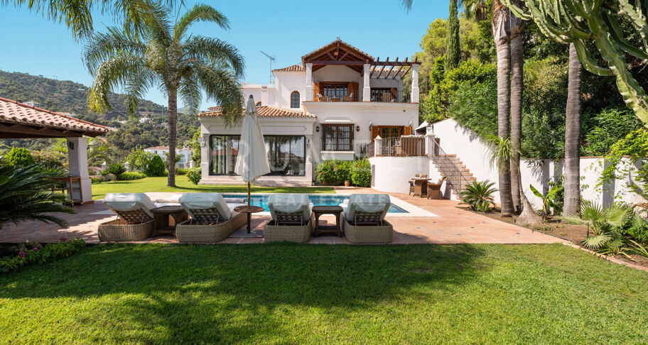 Andalusian Charm with Panoramic Horizons in El Madroñal, Benahavís