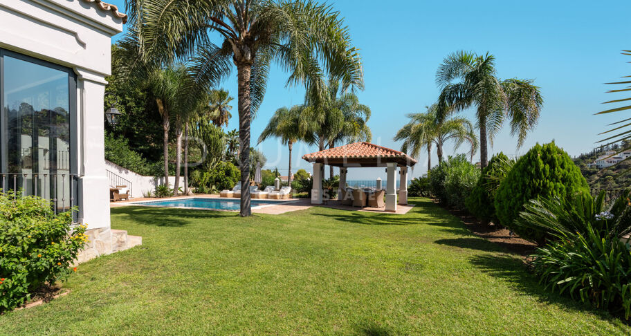 Andalusian Charm with Panoramic Horizons in El Madroñal, Benahavís