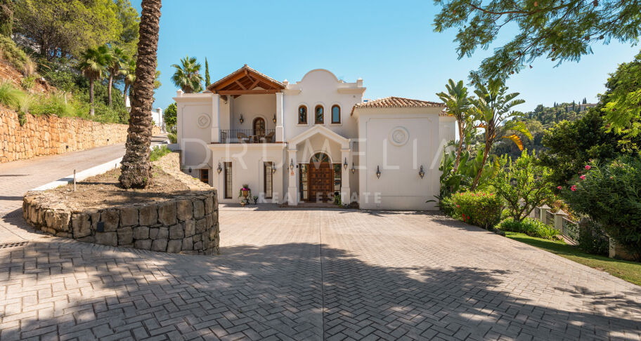 Andalusian Charm with Panoramic Horizons in El Madroñal, Benahavís