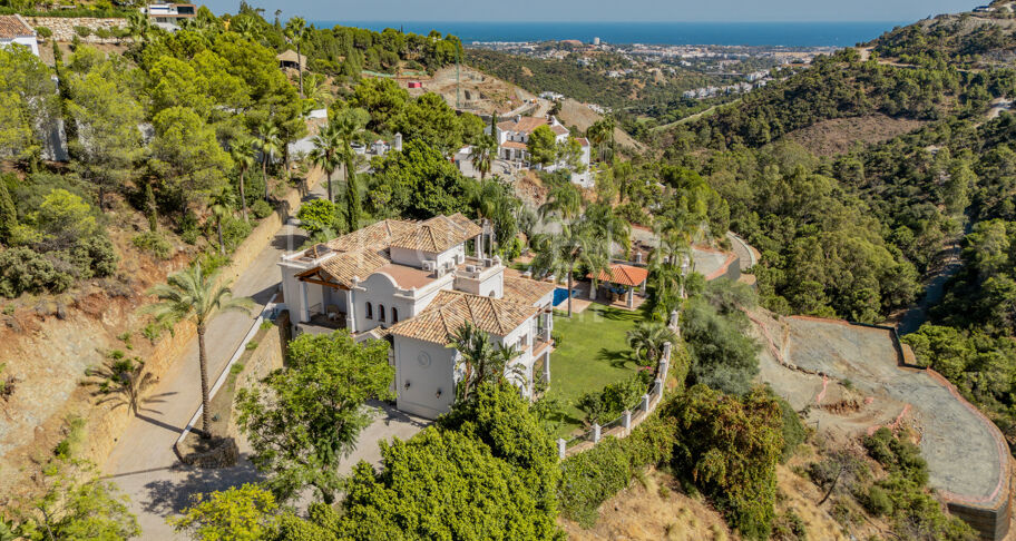 Andalusian Charm with Panoramic Horizons in El Madroñal, Benahavís
