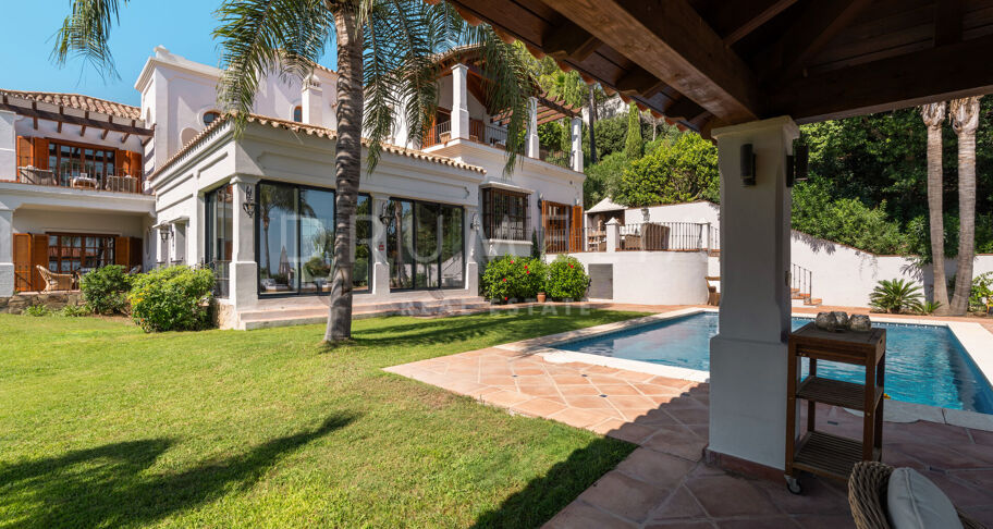 Andalusian Charm with Panoramic Horizons in El Madroñal, Benahavís
