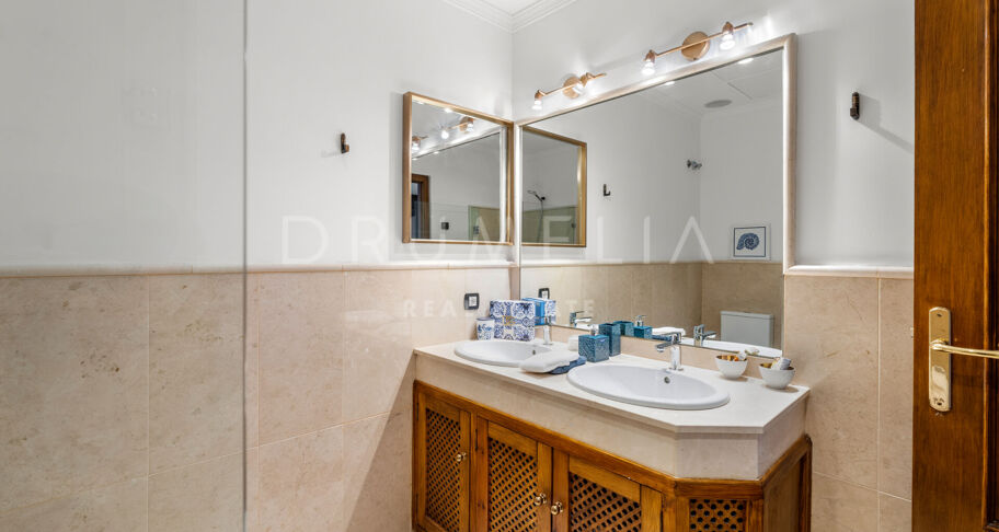 Andalusian Charm with Panoramic Horizons in El Madroñal, Benahavís