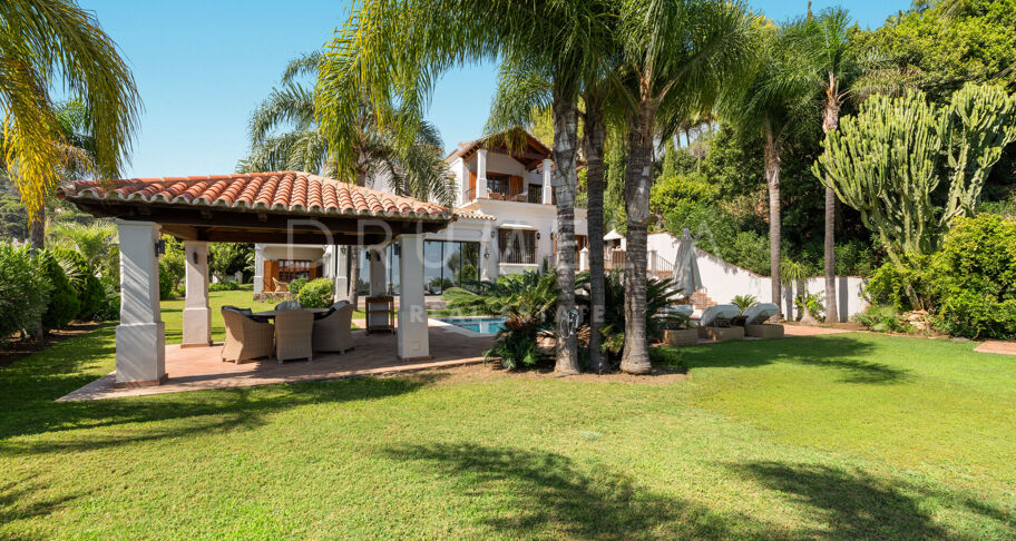 Andalusian Charm with Panoramic Horizons in El Madroñal, Benahavís