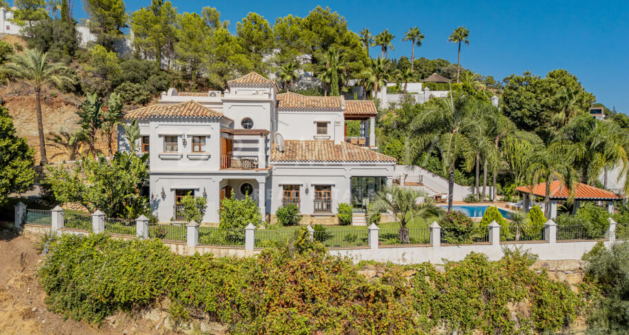 Andalusian Charm with Panoramic Horizons in El Madroñal, Benahavís