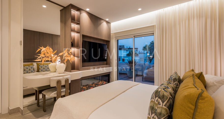Ático Premium en Primera Línea de Playa en Bahía del Velerín, Estepona Este