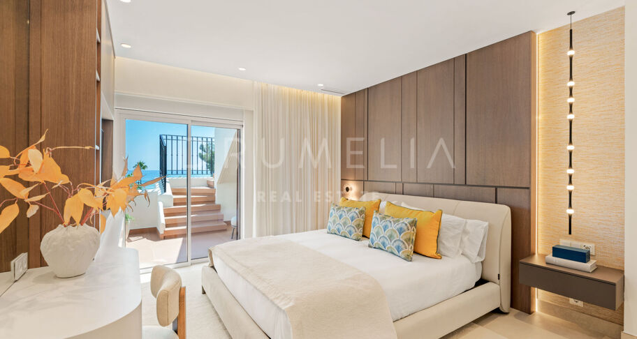 Ático Premium en Primera Línea de Playa en Bahía del Velerín, Estepona Este