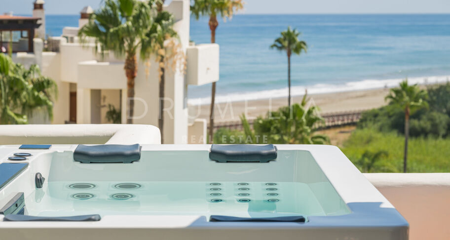 Ático Premium en Primera Línea de Playa en Bahía del Velerín, Estepona Este