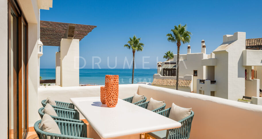 Ático Premium en Primera Línea de Playa en Bahía del Velerín, Estepona Este