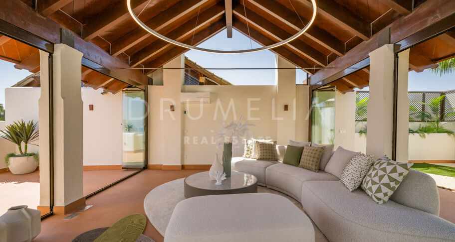 Ático Premium en Primera Línea de Playa en Bahía del Velerín, Estepona Este
