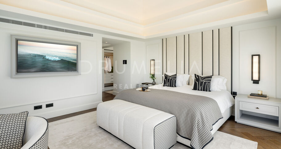 Villa contemporaine de 6 chambres à Nueva Andalucía avec vue mer, piscine privée, spa, salle de sport et design signé Francisco Martinez Galvan