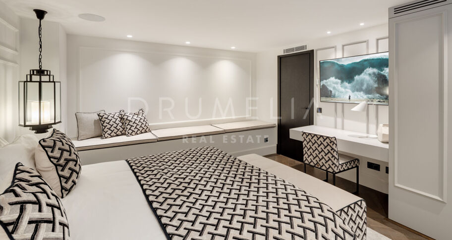 Villa contemporaine de 6 chambres à Nueva Andalucía avec vue mer, piscine privée, spa, salle de sport et design signé Francisco Martinez Galvan