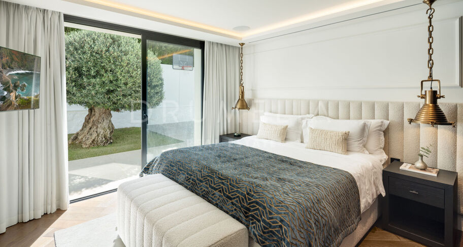 Villa contemporaine de 6 chambres à Nueva Andalucía avec vue mer, piscine privée, spa, salle de sport et design signé Francisco Martinez Galvan