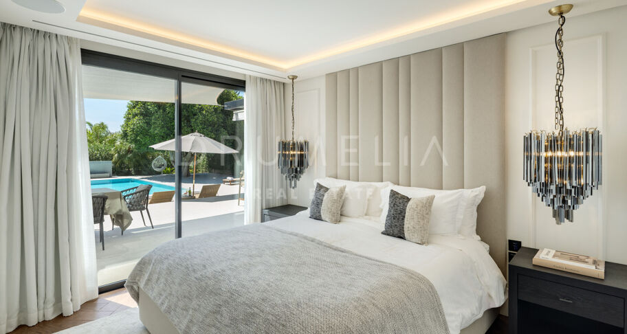 Villa contemporaine de 6 chambres à Nueva Andalucía avec vue mer, piscine privée, spa, salle de sport et design signé Francisco Martinez Galvan